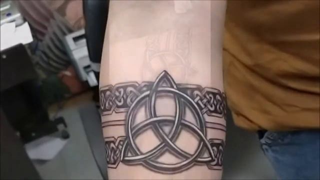 Celtic band tattoo in 3D with holy trinity Symbol | Xpose Tattoos смотреть онлайн