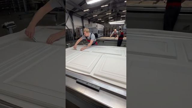 Как ламинируются МДФ панели (кухонный фасад). Экскурсия на современное производство смотреть онлайн