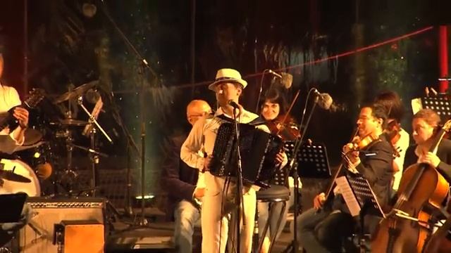 Российский баянист покорил немцев мировыми хитами под оркестр! Russian accordion! Баян! смотреть онлайн
