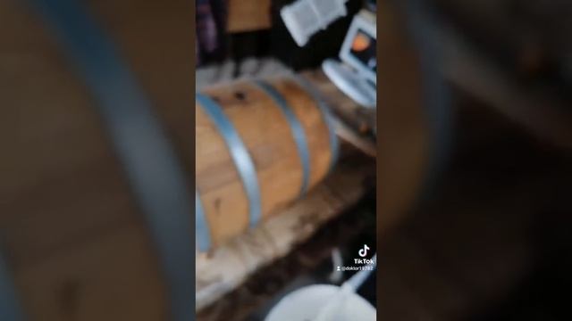 слив из бочки красного вина смотреть онлайн