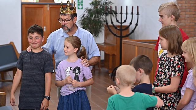 53) Onse Kategismus vir Kinders Sondag 39 Vr 104 Vyfde Gebod: Eer jou vader en jou moeder Ds F Smit смотреть онлайн