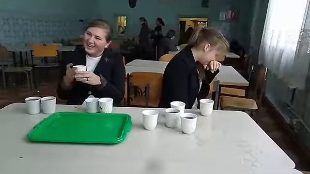 Две школьницы пьют чай на перегонки! смотреть онлайн