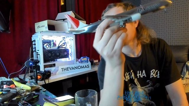 Ваномас - 40-летний мальчик играется с самолетиком