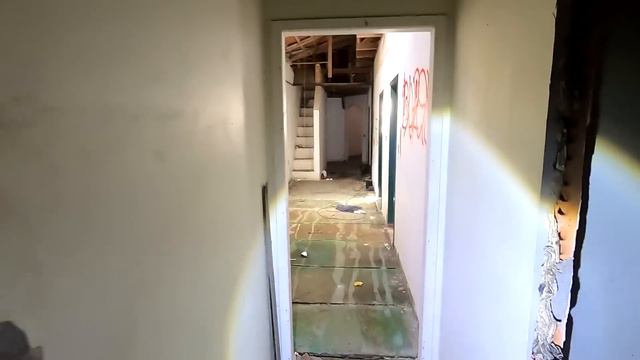 FOI MUITO ASSUSTADOR O QUE ENCONTRAMOS DENTRO DESSA CASA ASSOMBRADA! смотреть онлайн