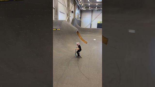 НАЗОВИ ПЕРВЫЙ ТРЮК😏 #трюкинасамокате #scootering смотреть онлайн