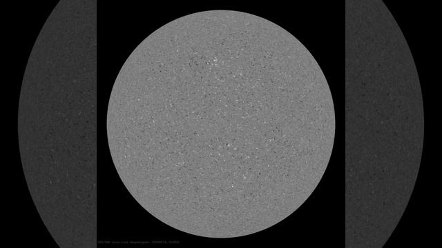 Магнитное поле Солнца (2020-05, Май, monthly time-lapse of the solar magnetic field) смотреть онлайн