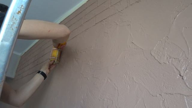 Имитация кирпича с помощью валика трафарета.mp4