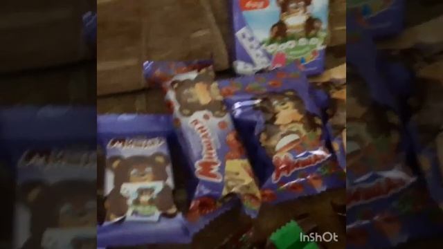 Распаковка новогоднего подарка из сада. Дед Мороз подарил подарок. Конфетное счастье. смотреть онлайн