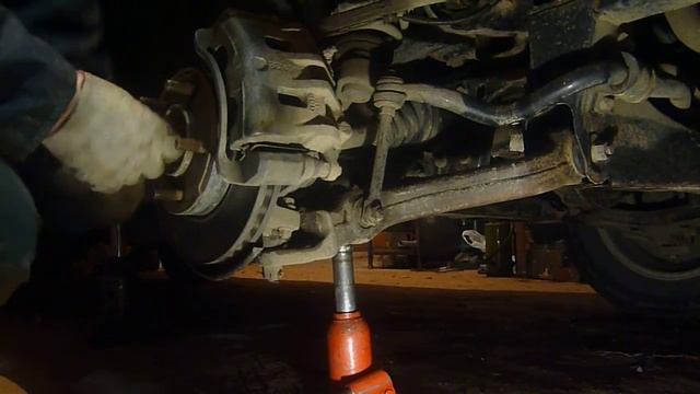 Снимаем привод переднего моста. смотреть онлайн