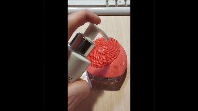 Очищающая щётка для лицаВстречайте мультифункциональный бьюти-аксессуар #уход #красота # shorts смотреть онлайн