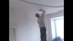 клеим обои на потолок 2