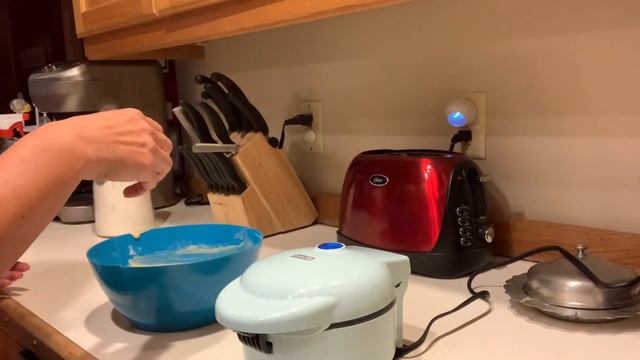Dash Waffle Bowl Maker смотреть онлайн