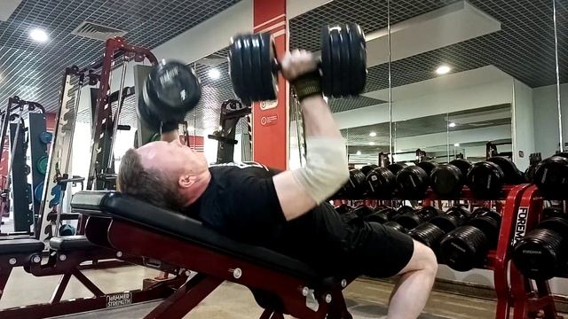 Жим гантелей на наклонной скамье 30 на 15 смотреть онлайн