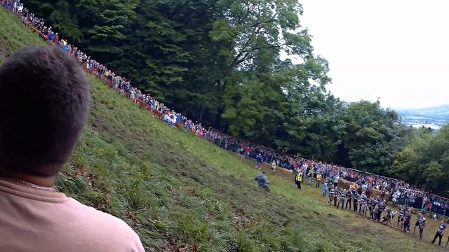 2017 Cheese Rolling event on Coopers Hill Gloucester UK смотреть онлайн