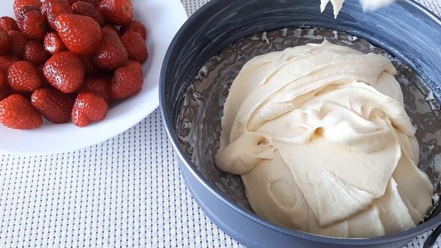 Простой КЛУБНИЧНЫЙ ПИРОГ. Нежный и быстрый пирог с клубникой. смотреть онлайн