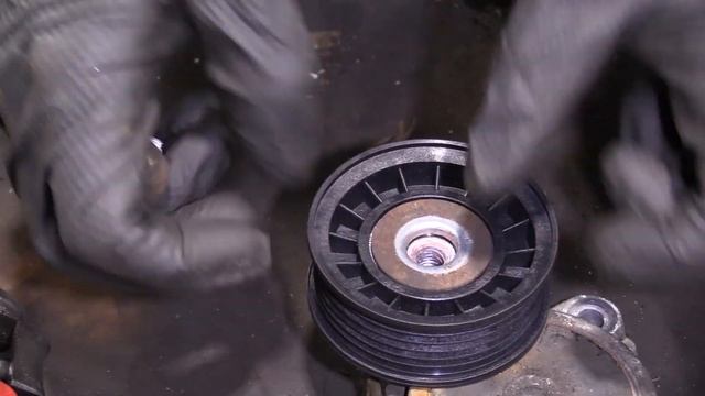 How to Replace Serpentine Belt Tensioner Pulley 00-04 Ford Focus смотреть онлайн