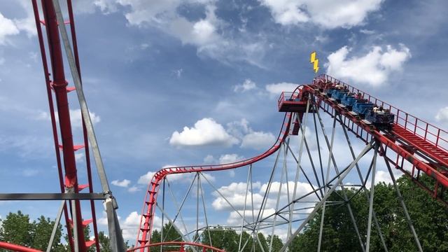 Аттракцион "Молния" (Американские горки) в парке Сказка, Крылатское смотреть онлайн