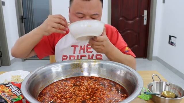 4 Bags Of Spicy Instant Noodles, Ah Qiang Crazily Sucks And Eats It! ｜Super Satisfying Mukbang