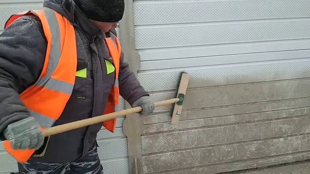 А так моют шумозащитные экраны. Причем делается это впервые за полгода и только к приезду Президент