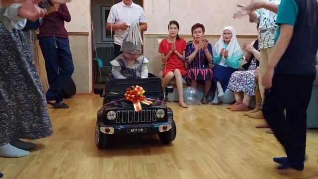 День рождения сыну 1 годик подарили машину сыну Birthday son 1 year old gave a car to his son смотреть онлайн