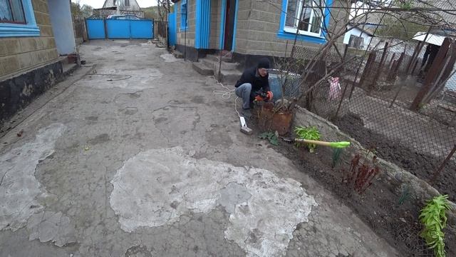 Убираем старые ржавые бочки и выкапываем розы смотреть онлайн