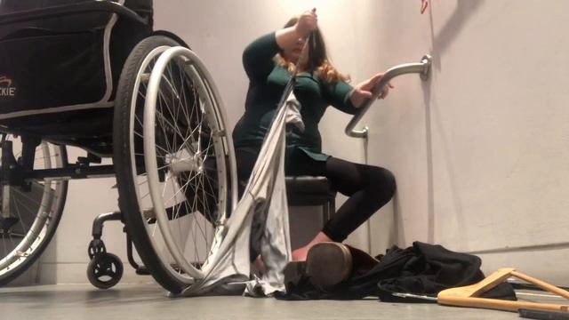 ♿️Wheelchair accessible changing rooms! Changing clothes - easy or difficult? смотреть онлайн