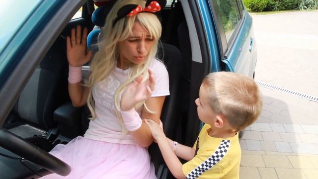 Максим и сонная Мама не могут поделить игрушки Видео для детей смотреть онлайн