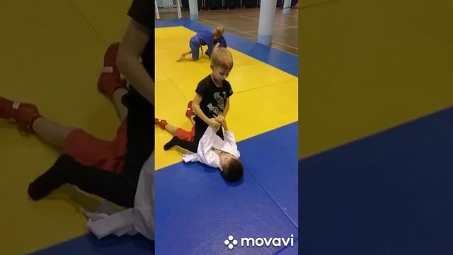 самбо) малыши - карандаши, разучиваем "болевой", первая тренировка смотреть онлайн