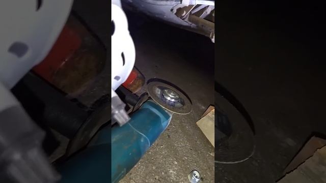Как вытянуть болт из прикипевшей втулки заднего амортизатора. Способ 100%. смотреть онлайн