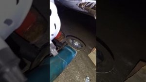 Как вытянуть болт из прикипевшей втулки заднего амортизатора. Способ 100%.