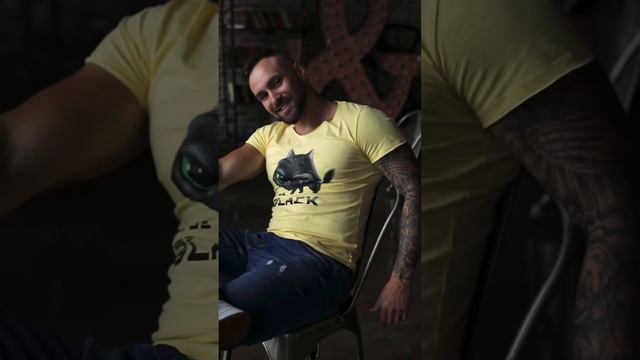 Оригинальная мужская футболка от бренда LYOUBEMOVE. смотреть онлайн