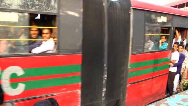 Traffic jam & Bus stops in Dhaka city. смотреть онлайн