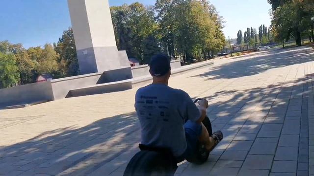 Крутой ЭЛЕКТРОСАМОКАТ из ГИРОСКУТЕРА и металлолома! Car wheel e-bike! смотреть онлайн