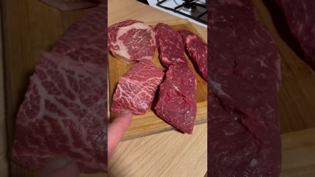 Стейки из мраморной говядины на угольном гриле Weber #bbq #гриль #webergrill смотреть онлайн