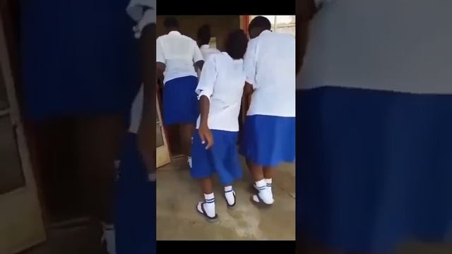 ??Срочно ❗️В Кении сообщают о новой загадочной болезни, при которой парализует ноги. смотреть онлайн