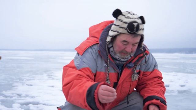 Как быстро перейти с лунки на лунку с мормышкой? Большая глубина, зимняя рыбалка смотреть онлайн