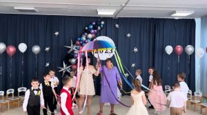 Танец с воспитателями на выпускном