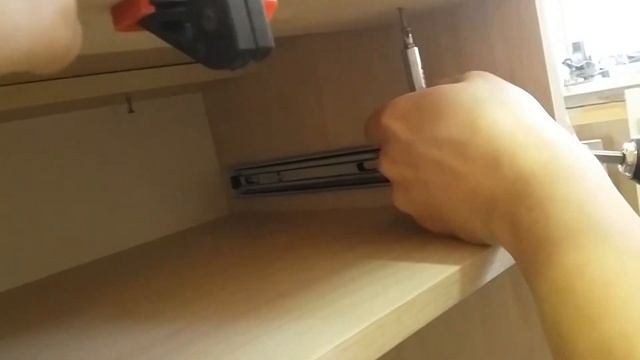 Как закрутить саморез в узких местах. смотреть онлайн