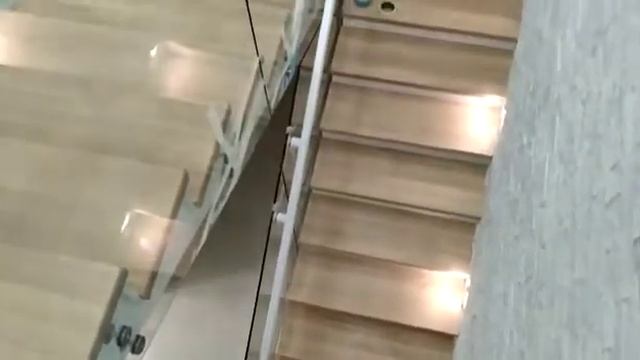 Облицовка лестницы деревом и перила из стекла смотреть онлайн