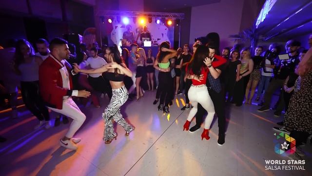 TUYO - ROMEO SANTOS / MARCO Y SARA FT. LUIS Y ANDREA BACHATA SOCIAL DANCE , BAILANDO EN WORLD STARS смотреть онлайн