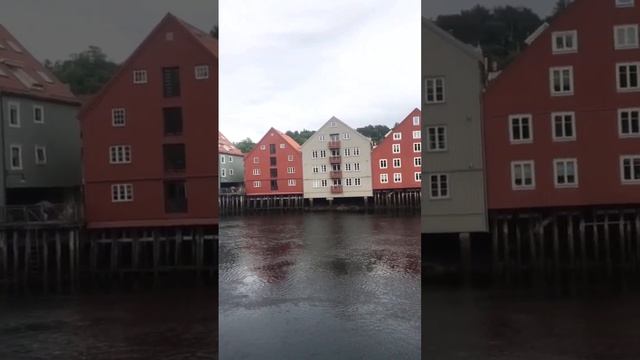 Норвегия Тронхейм старый город Баккланд и Гамле Байбро река Нидельва смотреть онлайн