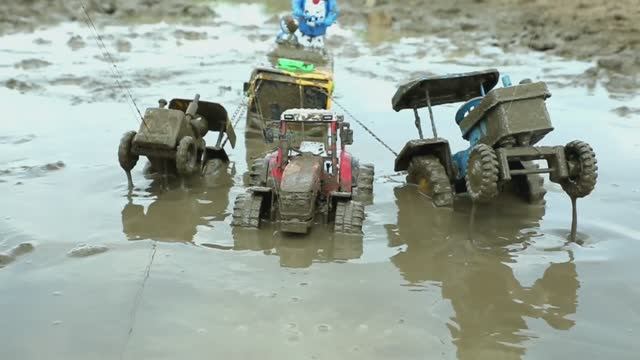 Тракторы в луже/ Игрушки/ Машинки смотреть онлайн