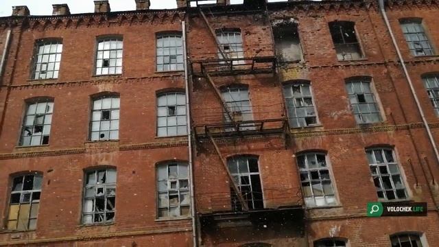 Со здания заброшенной фабрики «Авангард» в Вышнем Волочке падают кирпичи на тротуар смотреть онлайн