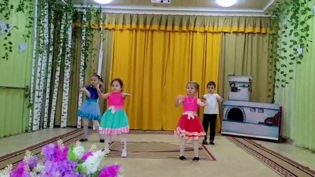 Танец на 8 марта.Поздравление мамам поздравление.Флешмоб смотреть онлайн