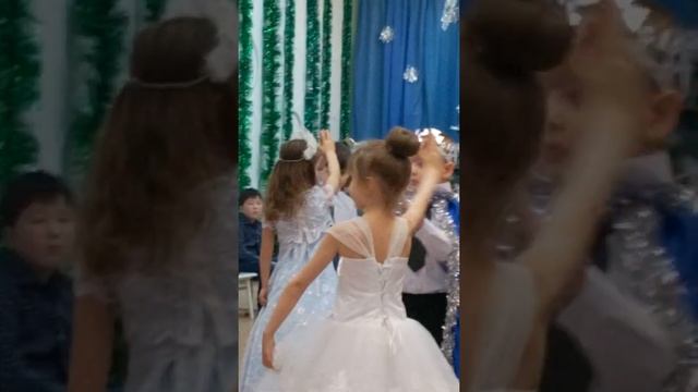 Новогодний танец в детском саду смотреть онлайн