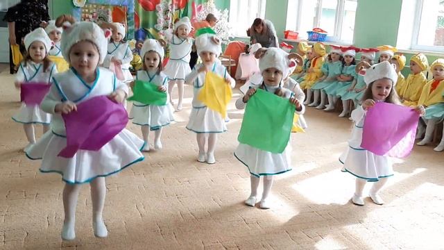 "Таночок з хустинками" молодша група смотреть онлайн