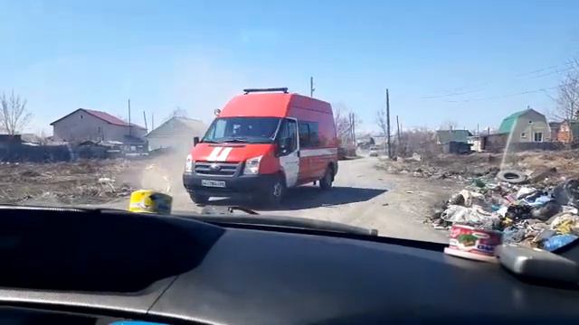 К месту пожара на улице Полевой подъезжают оперативные службы смотреть онлайн