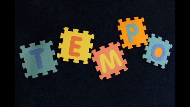 Музична гра з інструментом тарілки і трикутник