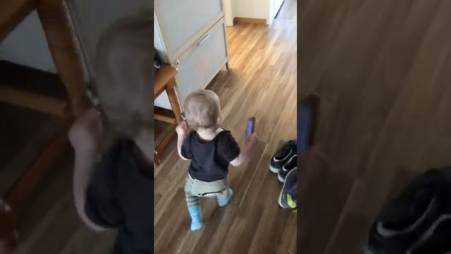 Диме впервые дали в руки телефон смотреть онлайн