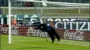 Вратарь отбивающий МЯЧ ПЯТКАМИ